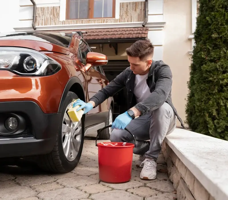 Lavage auto à domicile Affieux : professionnel intervenant sur un véhicule